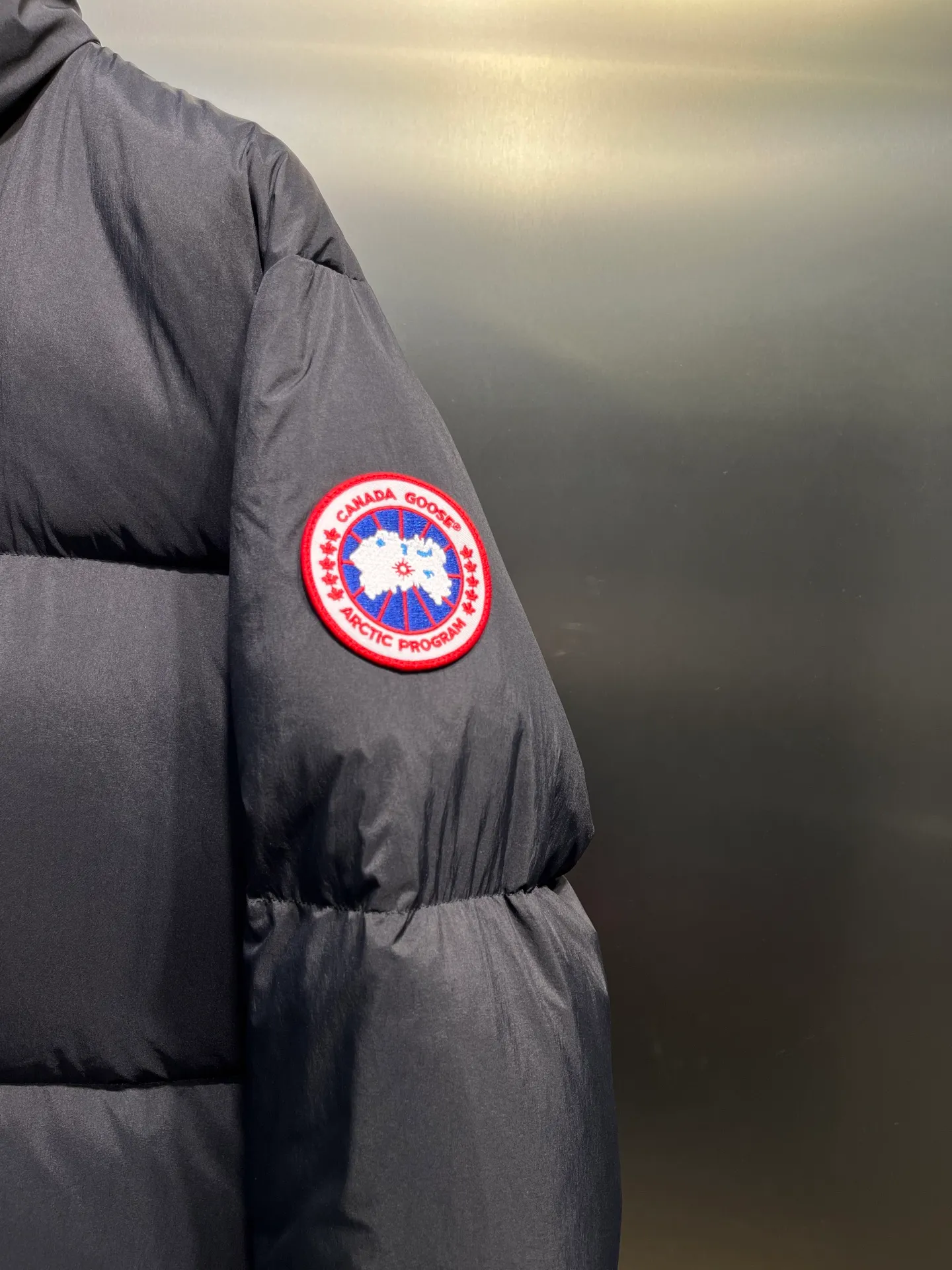 P800 Canada gooes】Large Goose Sleeve Stand Collar Down Jacket The Lawrence Down Jacket provides essential protection for everyday adventures. Delicately soft fabric, this is a water-repellent fabric that is soft to the touch yet durable. Filled with extremely fluffy white duck down. This piece has a quilted body and structured down. Padded collar and reflective double-stripe grip tape. Extended hem and tucked-in inner rib-knit cuffs.  Size: XS-2XL